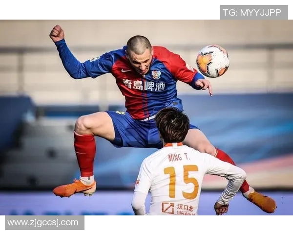 当足球明星遇上爱情：她的故事与他的荣耀交织在一起